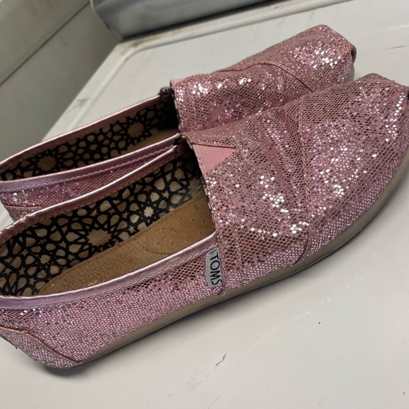 Pink sparkly toms size 8 comes with bag as well - Picture 2 of 4